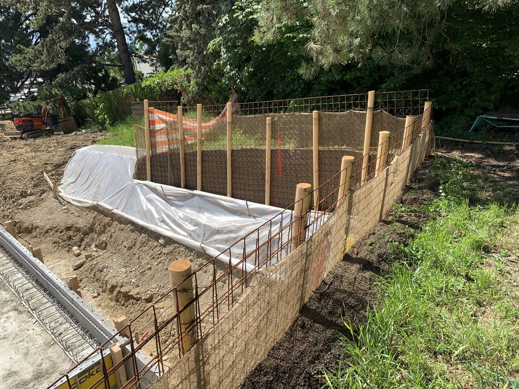 Rideau racinaire en construction le long d’une fouille