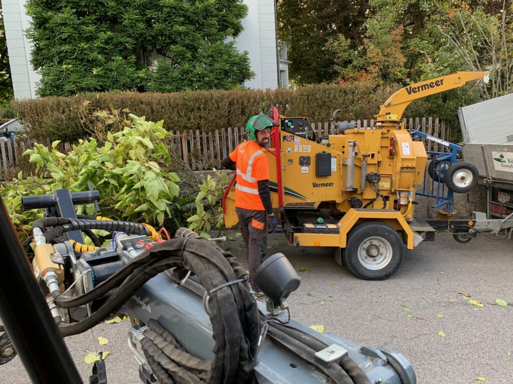 Broyeur et matériel sur un chantier
